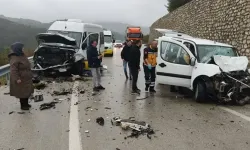 Yolcu minibüsü ile hafif ticari araç kafa kafaya çarpıştı: 1 ölü, 10 yaralı