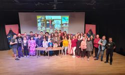 Ayvalık Belediye Tiyatrosu ödülleri bir bir topladı