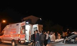 Işıklara yakalanmamak için hızlanan sürücü başka bir otomobile çarparak kaçtı! 3 yaralı