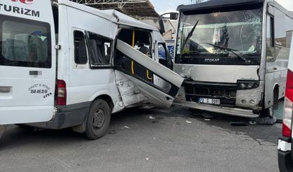 Facianın eşiğinden dönüldü: Minibüs ile midibüs çarpıştı, çok sayıda yaralı var!