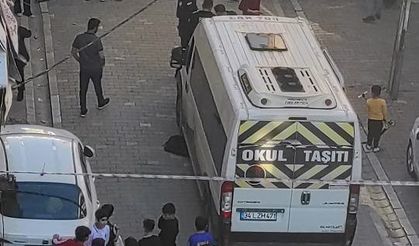 Feci trafik kazası: 5 yaşındaki çocuk servisin altında kaldı!