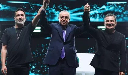 GENÇFEST'te sürpriz buluşma: Erdoğan, Sagopa ve Ferhat Göçer ile el ele sahnede!