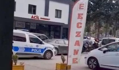Hastanede dehşet anları: Doktorun oğlu boğazına bıçak dayadı!