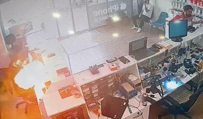 Telefon tamiri sırasında korkutan anlar: Batarya patladı, alevler yükseldi!