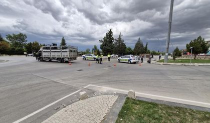 Yürekleri ağza getiren kaza: Okul servisi devrildi, yaralılar var!