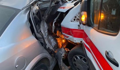 Ambulansla çarpışan otomobil bariyerlere çıktı: Sürücü araç içinde sıkıştı!