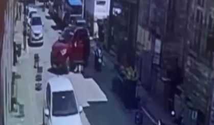 Faci kıl payı atlatıldı: Otomobil geri vites yaptı... Mobilya mağazasına daldı!