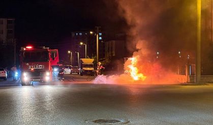 Park halindeki otomobil alev alev yandı: O anlar kamerada
