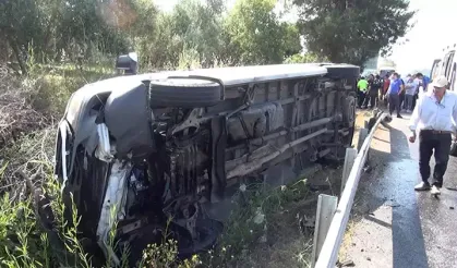 Tur minibüsü devrildi: Sürücü kaçtı
