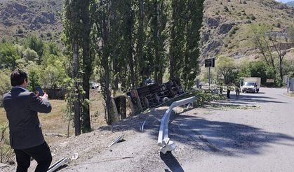 Uçuruma yuvarlanan kamyonda 1 kişi hayatını kaybetti