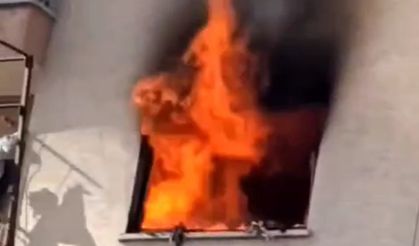 Bir anda her şey kül oldu: 2 kişi dumandan etkilendi, ev küle döndü!