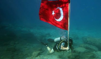 Fethiye’de dalgıçlar su altında bayrak açtı