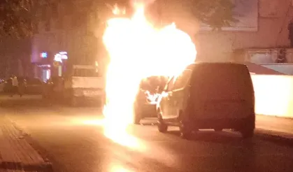 Mahallede korku dolu anlar: Park halindeki araç alev topuna döndü!