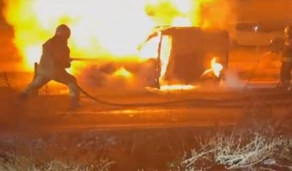 Seyir halindeki araç aniden alev topuna döndü: Trafik felç oldu!