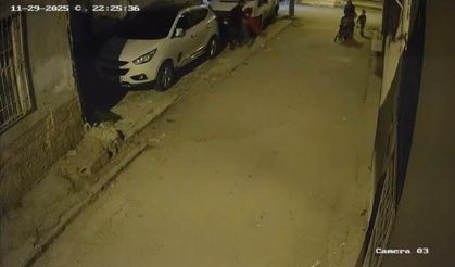 Şoke eden olay! Baba çocuğunu arabaya vurdu, yere fırlattı!