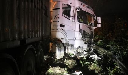 Tırlar, midibüs ve otomobiller... Zincirleme kaza trafiği felç etti, 12 yaralı!