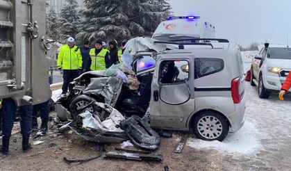 Park halindeki tıra çarpan araçta acı son... Karı koca feci şekilde can verdi!
