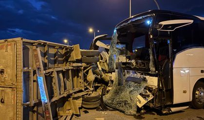 Yolcu otobüsü ile kamyonet çarpıştı: Yaralılar var!