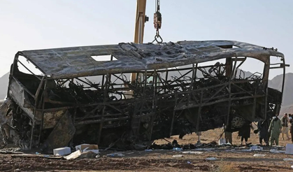 Trafik kazasında 6’sı çocuk 15 kişi öldü