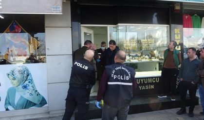 Silahı çekti, camı kırıp kaçtı! Kuyumcu soyguncusu kısa sürede yakalandı