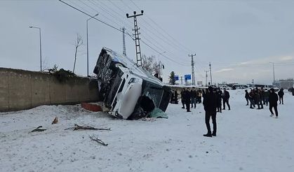 SON DAKİKA | Yolcu otobüsü devrildi 16 kişi yaralandı