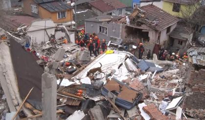 Çöken binalardan 1 kişi daha kurtarıldı: Fatih’te enkaz çalışmaları devam ediyor