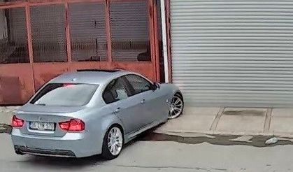 İzmir’de trafik tehlikesi: Drift yapan araç dükkana girdi