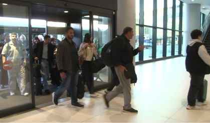 Katar’da mahsur kalan Türk vatandaşları Türkiye’ye döndü