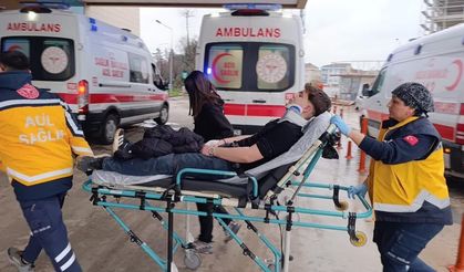 Korkutan kaza: Otomobil istinat duvarına çarptı, yaralılar var!