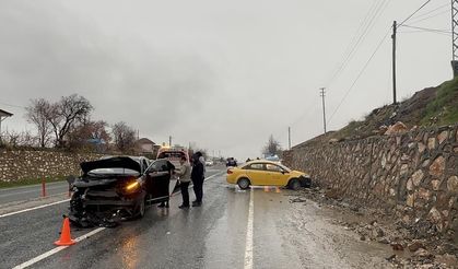 Otomobil ile ticari araç kaza yaptı! Yol trafiğe kapandı