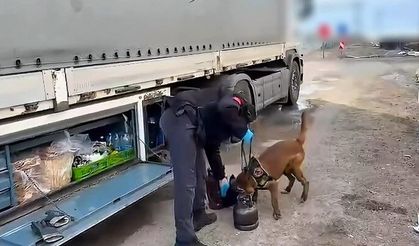 Şok operasyon: Tüp içine gizlenmiş 8 kilo metamfetamin ele geçirildi