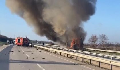 Tır alev topuna döndü: Domates yüklü araç hurdaya dönüştü