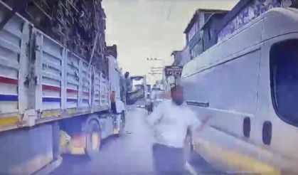 Trafikte bıçaklı kavga: Tır yolcusu otomobil sürücüsüne saldırdı