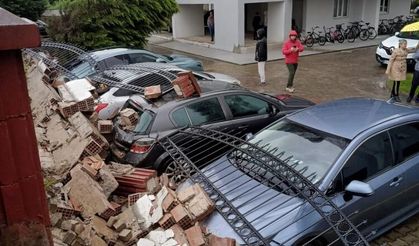 Yoğun yağış faciası: İstinat duvarı raçların üzerine yıkıldı