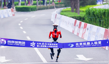 Çin’de insansı robotlar yarı maratonda rekor kırdı