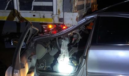 Park halindeki tıra çarpan otomobilde can pazarı