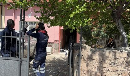 Yaşlı adam karısını evde ölü buldu