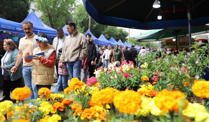 Bayındır’da Çiçek Festivali coşkusu tam gaz: Sokaklar ziyaretçilerle doldu!