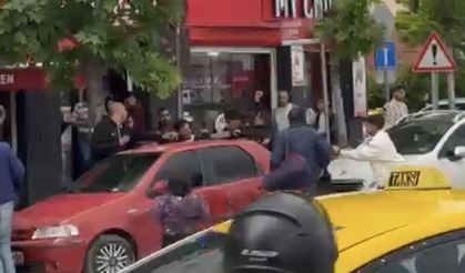 Cadde ortasında yumruklu kavga: O anlar kameraya yansıdı