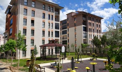 Site içindeki parkta acı olay: Genç kız kamelyada ölü bulundu
