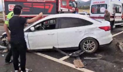 Trafik faciası: İki otomobil çarpıştı, yaralılar var!
