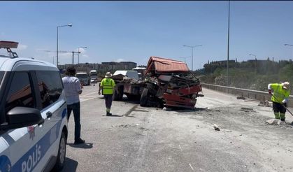 Emniyet şeridindeki araca kamyon çarptı: Sürücünün ismi belli oldu!