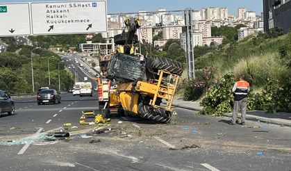 Feci kaza: İş makinesi taşıyan çekici devrildi, sürücü hayatını kaybetti