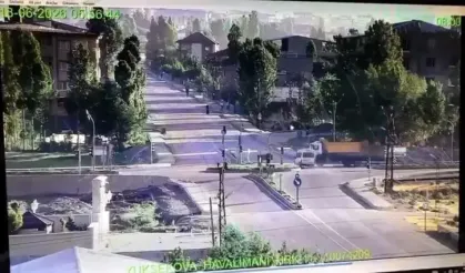 Feci Kaza: Yolcu minibüsü ile kamyon çapıştı, 3 ölü 2 yaralı