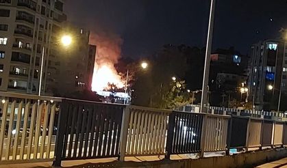 İzmir Bayraklı’da yangın: Ekiplerin müdahalesi sürüyor!