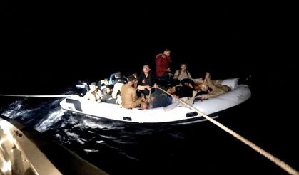 İzmir’de düzensiz göçmenlere geçit yok: Lastik bot durduruldu 18 kişi yakalandı