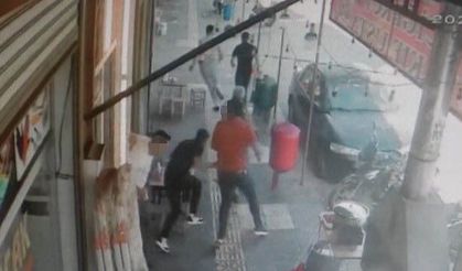 Kebapçıda silahlı ve bıçaklı kavga: O anlar kamerada!