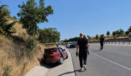 Süt kamyonu ile çarpışan otomobil hurdaya döndü: Sürücü kurtarılamadı