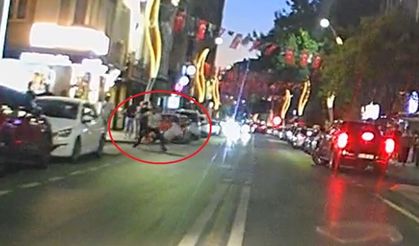 Cadde ortasında kavga: Alkollü şahıs tek yumrukla yere düştü!