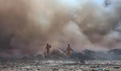 Çöp depolama tesisinde korkutan yangın: Alevlere çok sayıda ekip müdahale ediyor